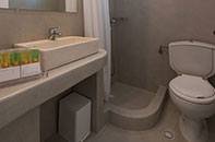 Salle de bain d'un appartement de deux pièces à la Villa Irini