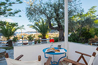 Balcon de la chambre double à la Villa Irini à Sifnos