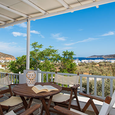 Balcon avec vue sur Platis Gialos à Sifnos